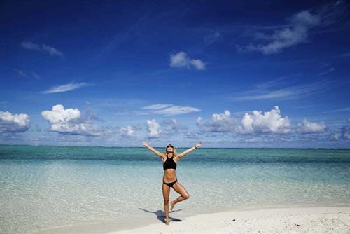 Elyse Knowles in a bikini