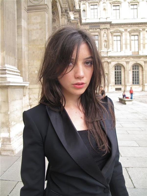 Daisy Lowe