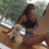 Jen Selter taking a selfie