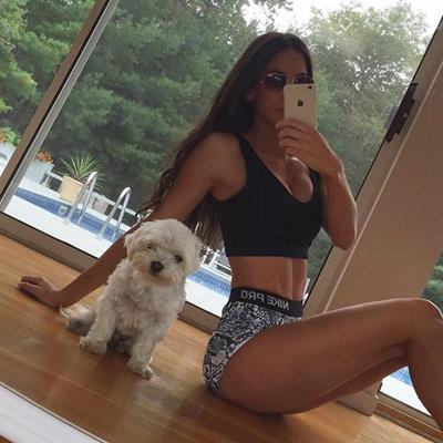 Jen Selter taking a selfie