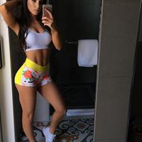 Jen Selter taking a selfie