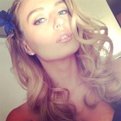 Natalia Starr taking a selfie