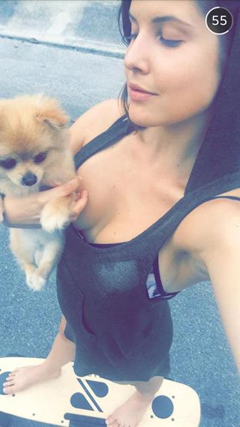 Amanda Cerny taking a selfie