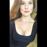 Amanda Cerny taking a selfie