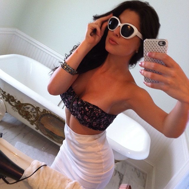 Amanda Cerny taking a selfie