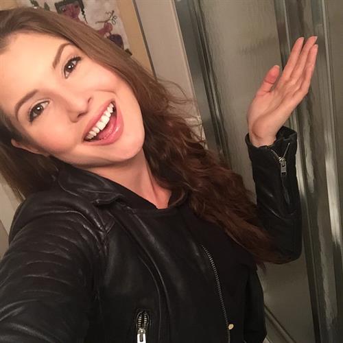 Amanda Cerny taking a selfie