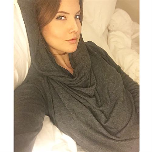 Amanda Cerny taking a selfie