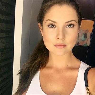 Amanda Cerny taking a selfie