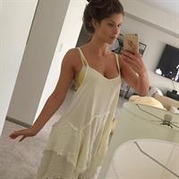 Amanda Cerny taking a selfie