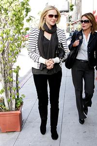 Laura Prepon out for lunch in Beverly Hills December 18, 2009