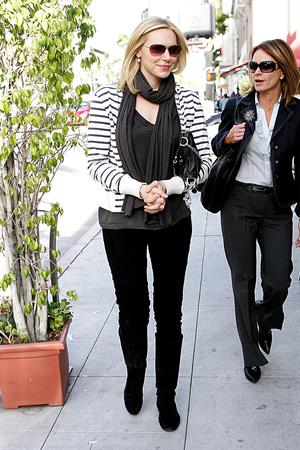 Laura Prepon out for lunch in Beverly Hills December 18, 2009
