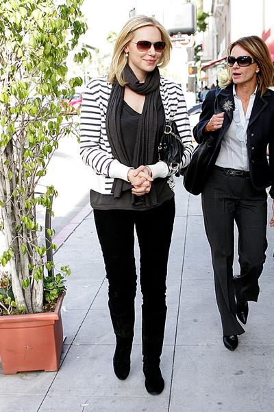 Laura Prepon out for lunch in Beverly Hills December 18, 2009