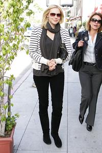 Laura Prepon out for lunch in Beverly Hills December 18, 2009