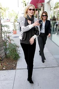 Laura Prepon out for lunch in Beverly Hills December 18, 2009