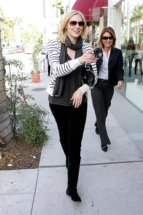 Laura Prepon out for lunch in Beverly Hills December 18, 2009