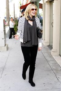Laura Prepon out for lunch in Beverly Hills December 18, 2009