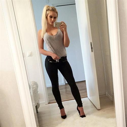 Anna Nyström taking a selfie