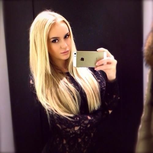 Anna Nyström taking a selfie