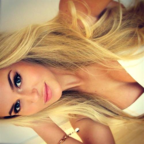 Anna Nyström taking a selfie