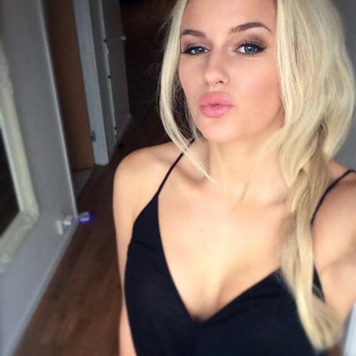 Anna Nyström taking a selfie