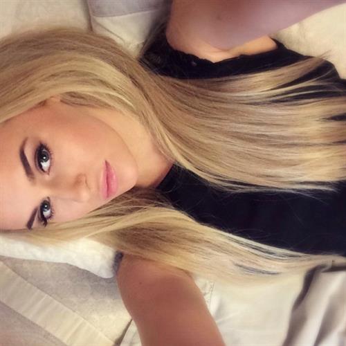 Anna Nyström taking a selfie