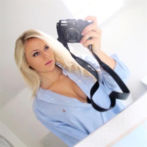 Anna Nyström taking a selfie