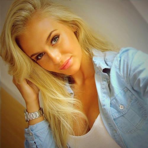 Anna Nyström taking a selfie