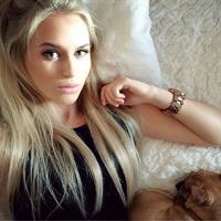 Anna Nyström taking a selfie