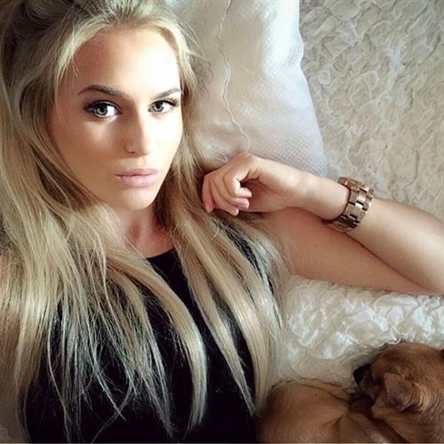 Anna Nyström taking a selfie