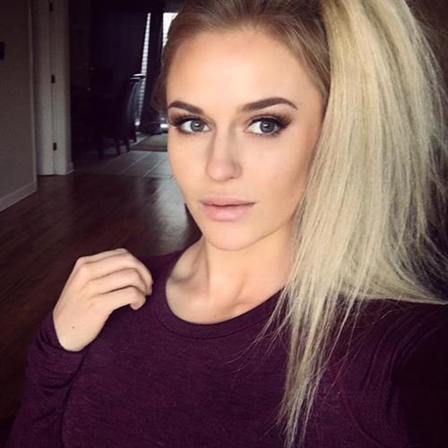 Anna Nyström taking a selfie