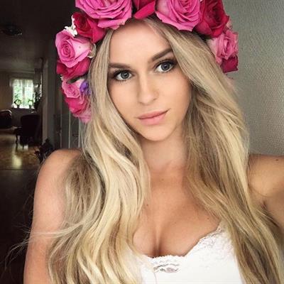 Anna Nyström taking a selfie