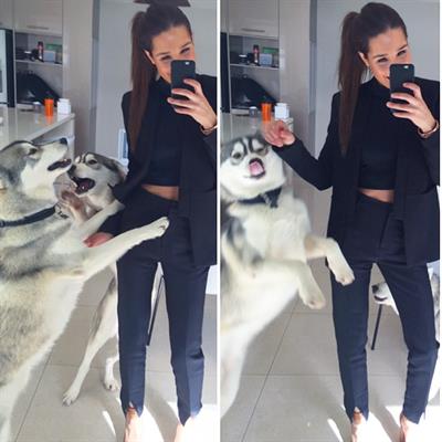 Kayla Itsines taking a selfie