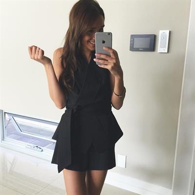 Kayla Itsines taking a selfie