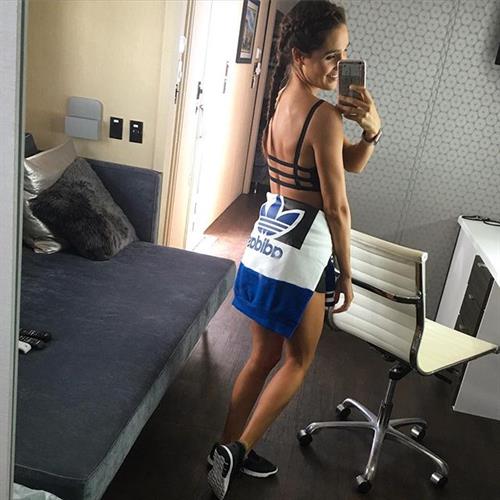 Kayla Itsines taking a selfie