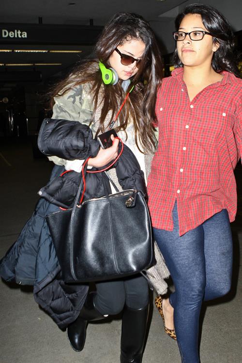 Selena Gomez Pictures Selena Gomez – LAX airport arrival in LA 1/5/13