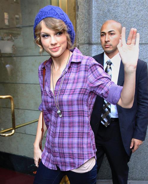 Taylor Swift arriving David Letterman Show October 26, 2010 