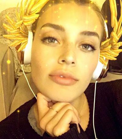 Jessica Clements taking a selfie