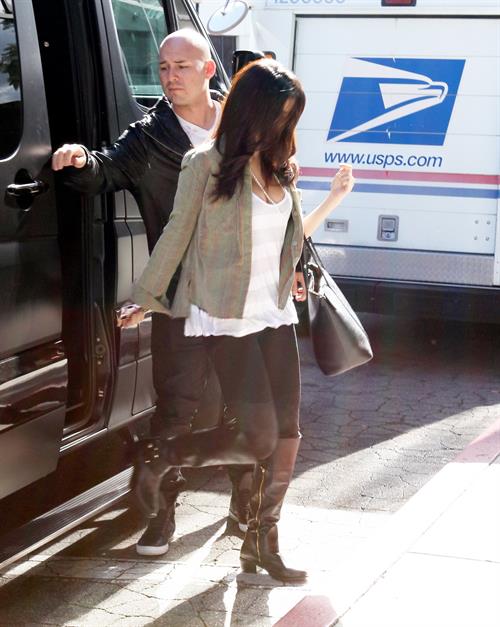 Selena Gomez Pictures Selena Gomez leaving the ER in Los Angeles November 19, 2012