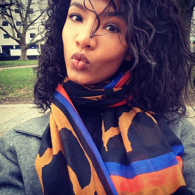 Ariela Oliveira taking a selfie