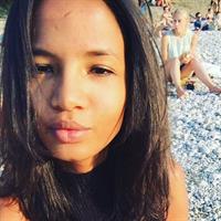 Ariela Oliveira taking a selfie