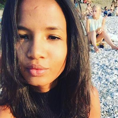 Ariela Oliveira taking a selfie