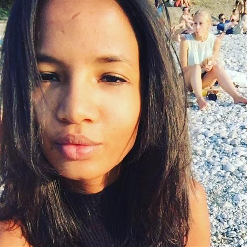 Ariela Oliveira taking a selfie