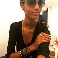 Ariela Oliveira taking a selfie