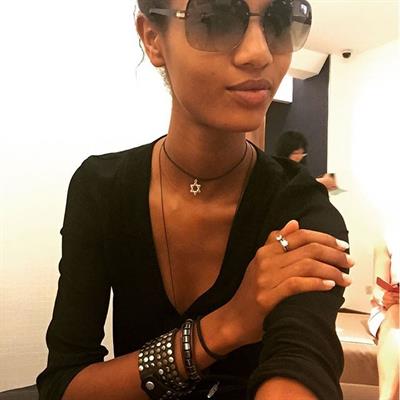 Ariela Oliveira taking a selfie