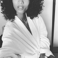 Ariela Oliveira taking a selfie