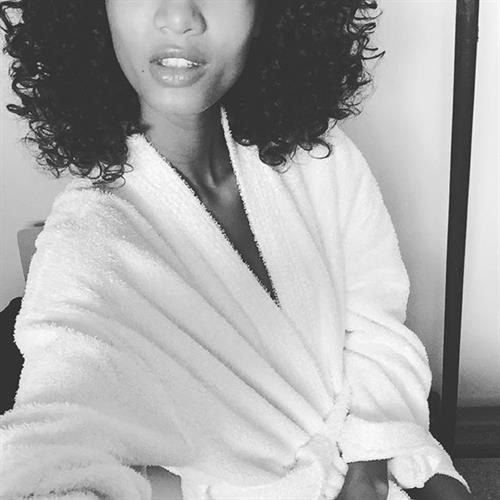 Ariela Oliveira taking a selfie