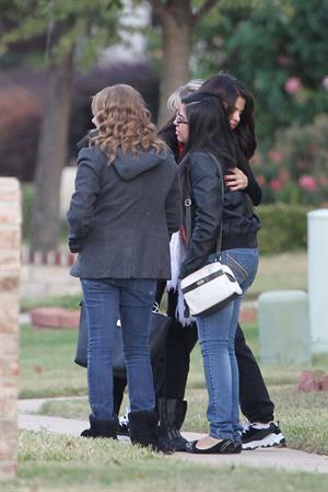Selena Gomez Pictures Selena Gomez returning to her home outside of Dallas 11/13/12