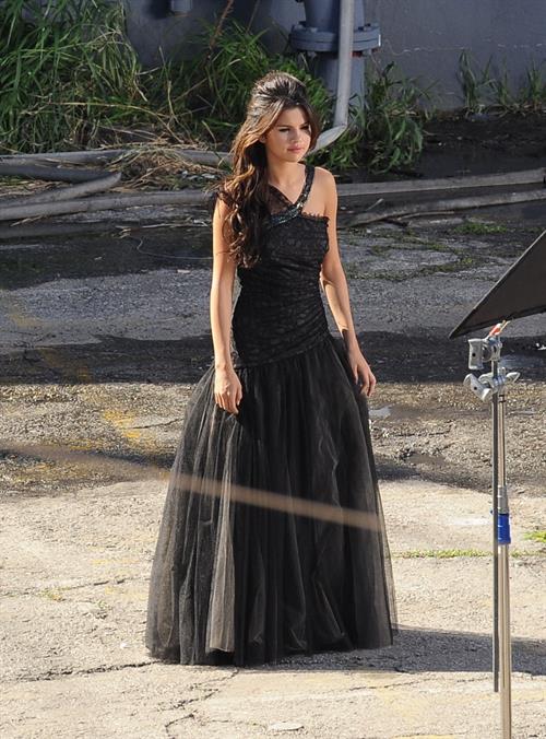 Behind the scenes of Selena Gomez's new video, 'Who Says' 