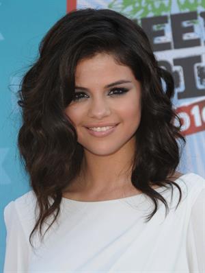 Selena Gomez at the 2010 Teen Choice Awards at the Gibson Amphitheatre on August 8 