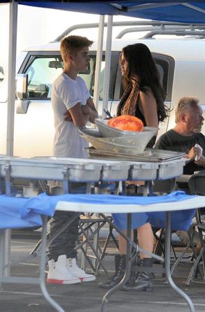 Selena Gomez - On the set of 'Feed the Dog' in Los Angeles Augusts 29, 2012